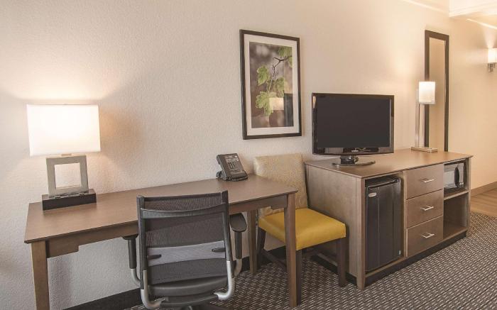 La Quinta Inn & Suites by Wyndham Arlington North 6 Flags Dr