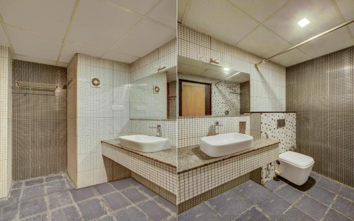 Super Townhouse Oak JVH hotel (Next to Mysore Road Metro Station)