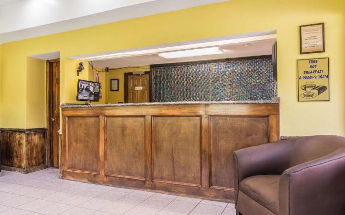 Travelodge by Wyndham Macon West