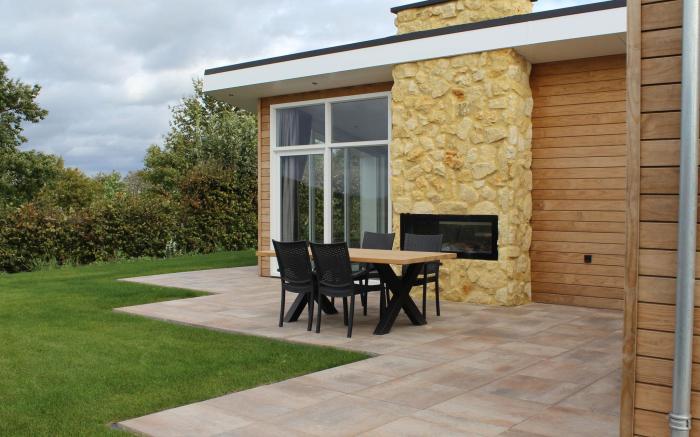 Cozy Garden Home w Fireplace