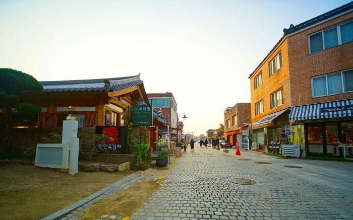Jeonju Haninokeui YIhwawon Healing Gonggan Private Pension (전주 한인옥의이화원 힐링공간 독채펜션)