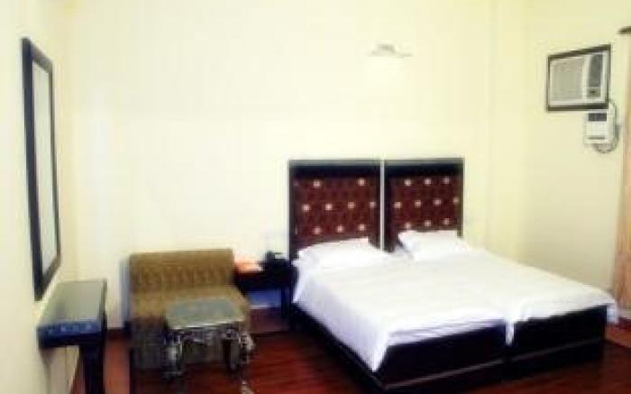 Siris 18 Agra Hotel
