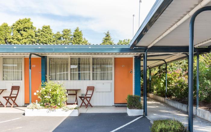 Riverfront Motel & Villas