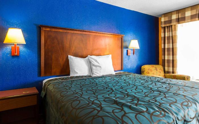 Econo Lodge Inn & Suites