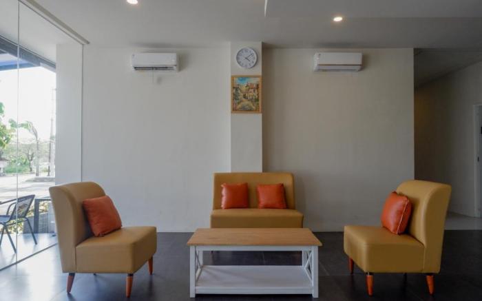 RedDoorz Plus near Solo Baru