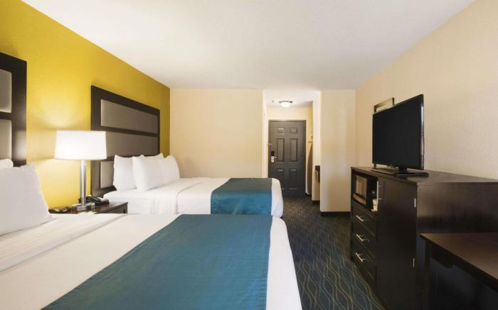 Days Inn & Suites by Wyndham Commerce