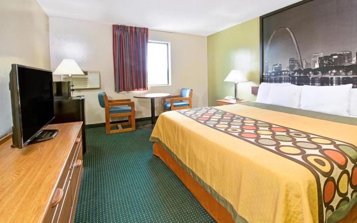 Super 8 By Wyndham Eureka/Six Flags Nearby