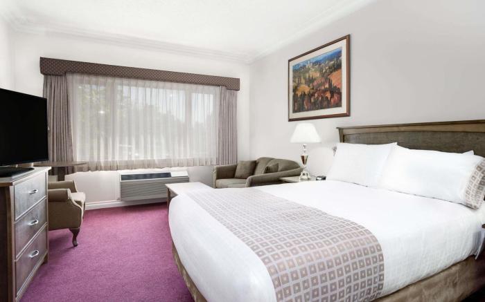 Holiday Inn Victoria Elk Lake By IHG