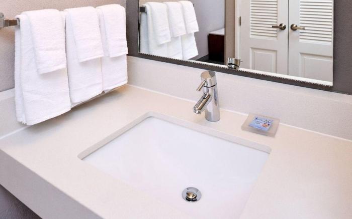 Country Inn & Suites by Radisson, Brown Deer - Milwaukee North