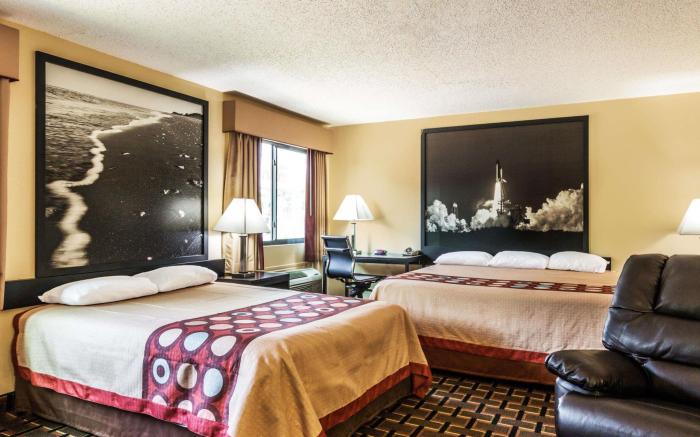 Super 8 by Wyndham League City/Kemah Area