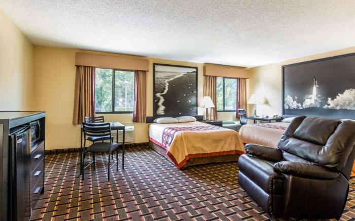 Super 8 by Wyndham League City/Kemah Area