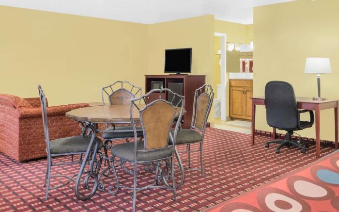 Super 8 By Wyndham Kerrville Tx