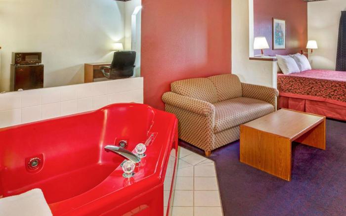 Days Inn & Suites by Wyndham Gresham