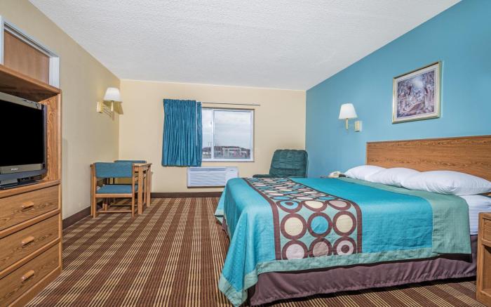 Super 8 By Wyndham Osseo Wi