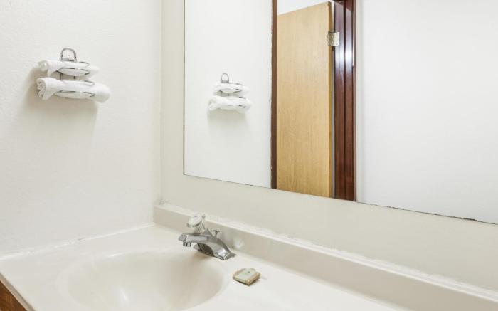 Super 8 By Wyndham Sterling Heights/Detroit Area