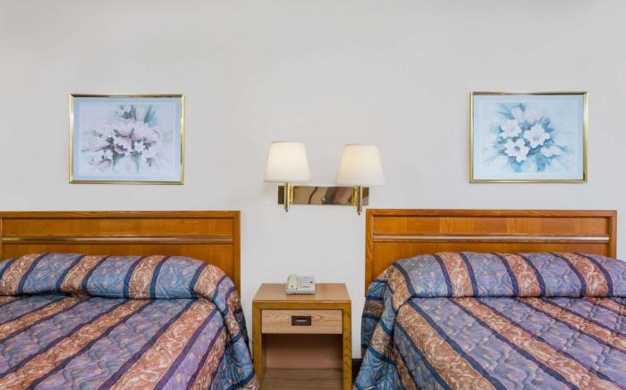 Knights Inn - Collinsville, VA