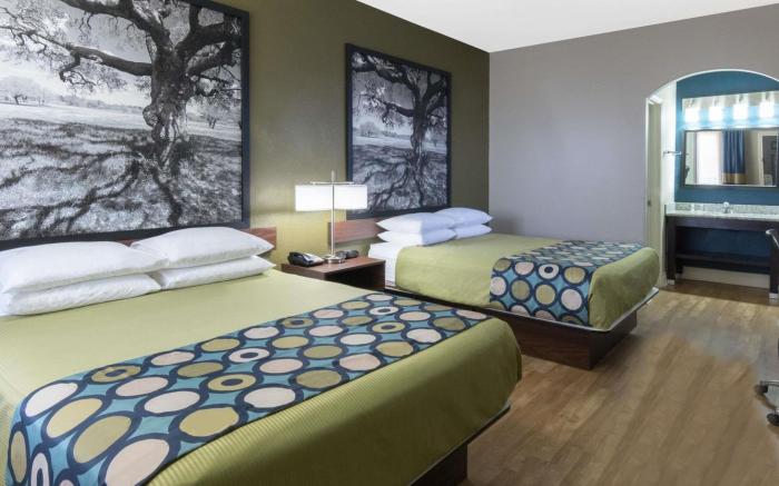 Super 8 By Wyndham San Antonio Near Fort Sam Houston