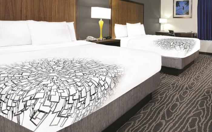 La Quinta Inn & Suites by Wyndham Mercedes Outlet Mall