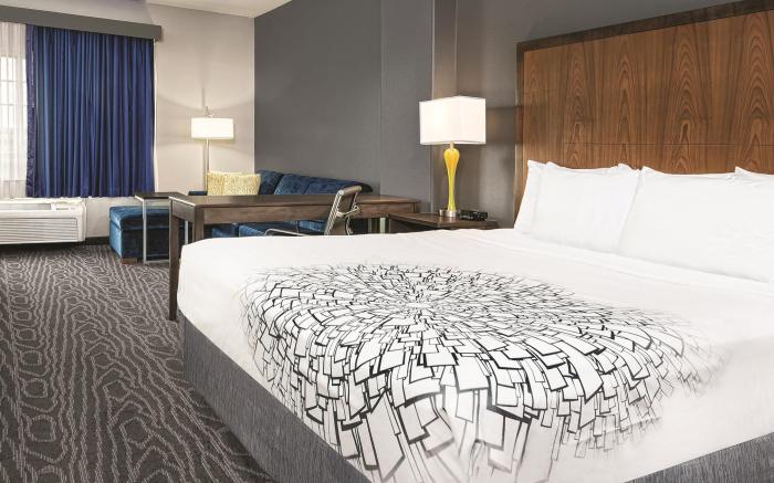 La Quinta Inn & Suites by Wyndham Mercedes Outlet Mall