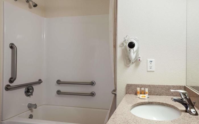 Days Inn & Suites by Wyndham Columbus NE