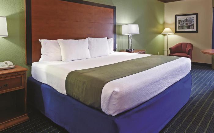 La Quinta Inn & Suites by Wyndham Shawnee