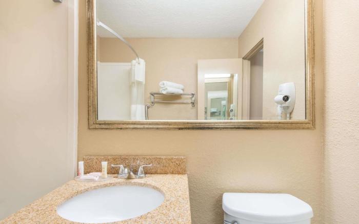 Howard Johnson by Wyndham Historic Lake Charles