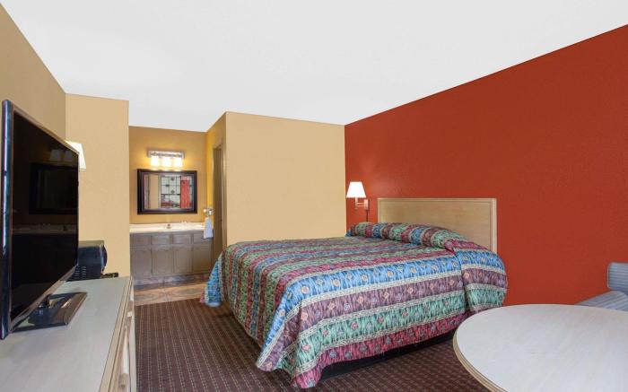 Knights Inn - Wildersville, TN