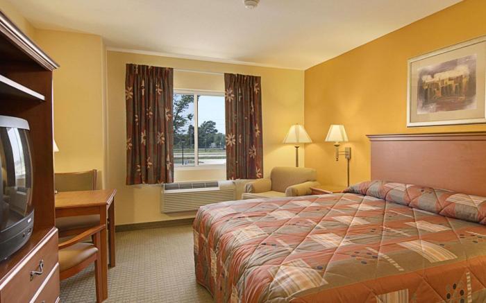 Super 8 By Wyndham Topeka At Forbes Landing