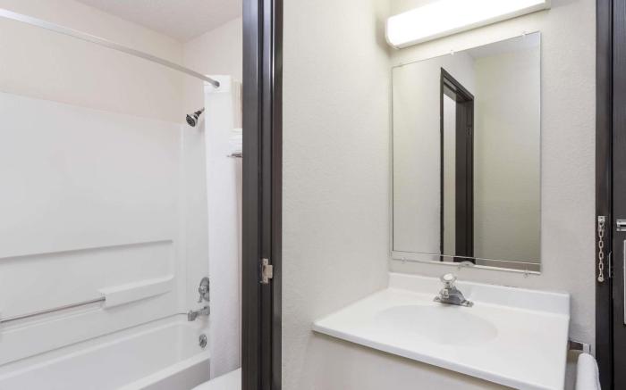 Days Inn & Suites by Wyndham Kaukauna WI