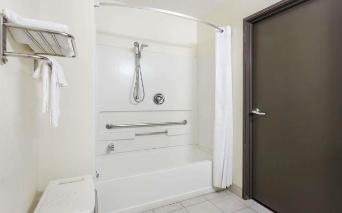 Days Inn & Suites by Wyndham Kaukauna WI