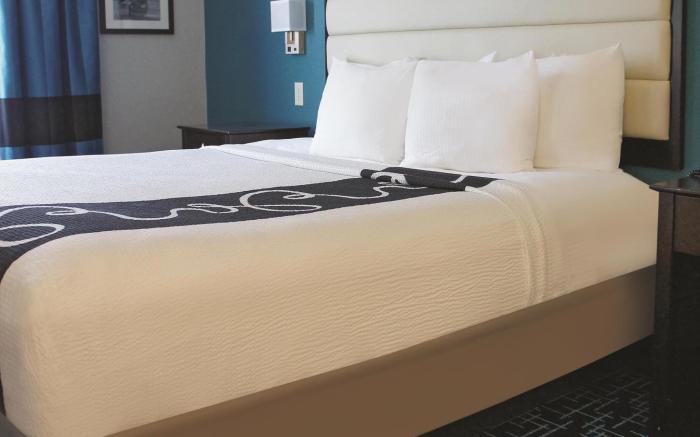 La Quinta Inn & Suites by Wyndham Kansas City Airport