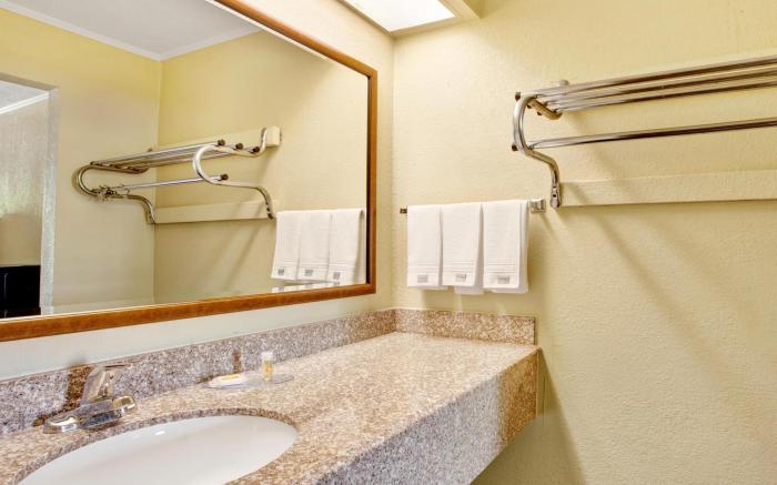 Days Inn by Wyndham Knoxville West