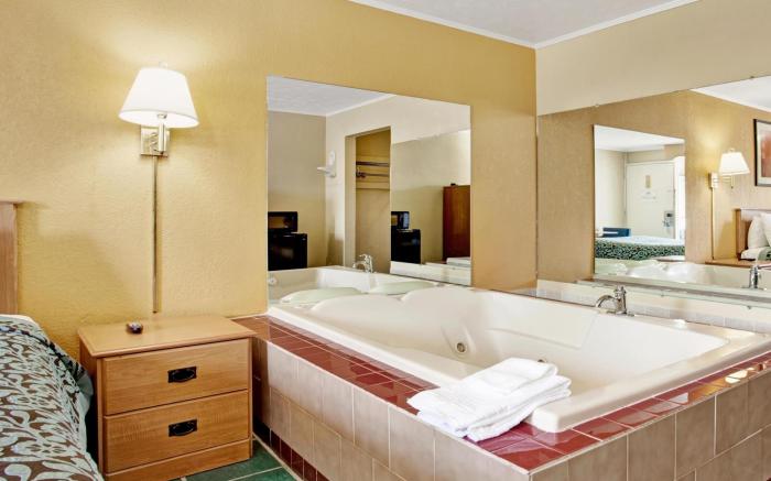 Days Inn by Wyndham Knoxville West