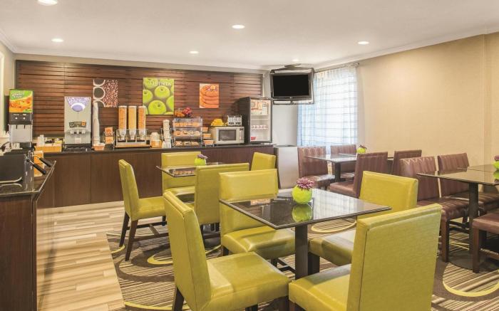 La Quinta Inn & Suites by Wyndham Hartford - Bradley Airport