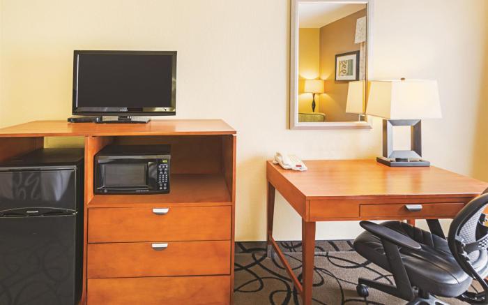 La Quinta Inn & Suites by Wyndham Ft. Worth - Forest Hill TX