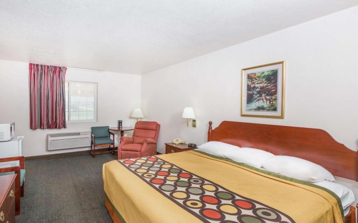 Super 8 By Wyndham Holton