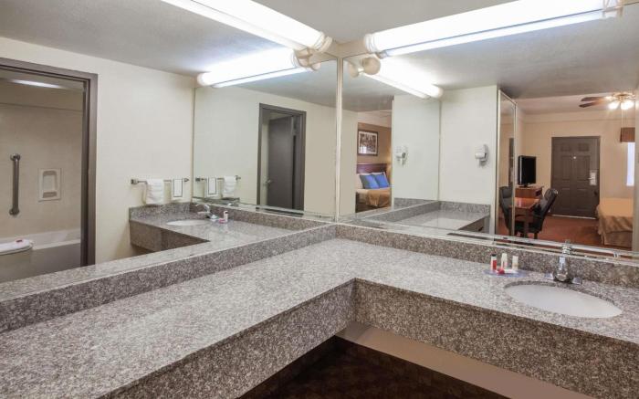 Days Inn & Suites by Wyndham Webster NASA-ClearLake-Houston