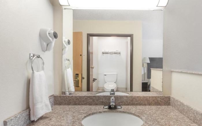 Super 8 by Wyndham Cleveland TX