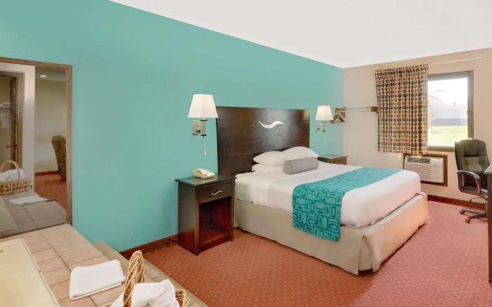 Howard Johnson by Wyndham Waterloo/Cedar Falls