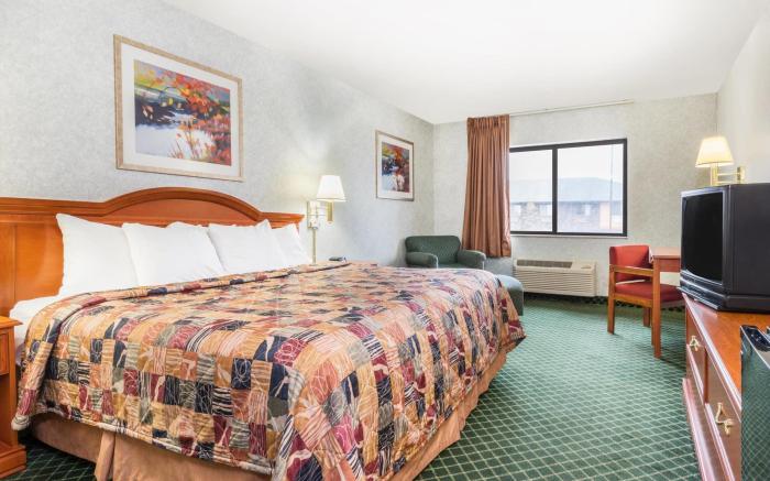 Days Inn by Wyndham Topeka