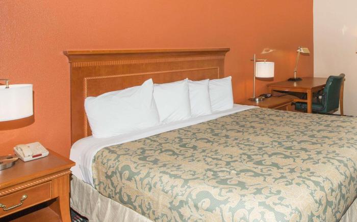 Super 8 By Wyndham Myrtle Beach - Market Common Area