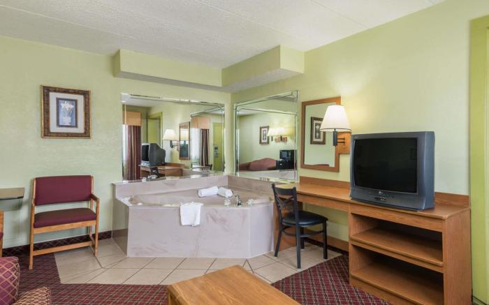 Days Inn & Suites by Wyndham Springfield on I-44