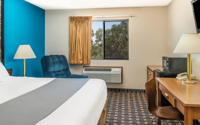 Super 8 By Wyndham Lincoln West