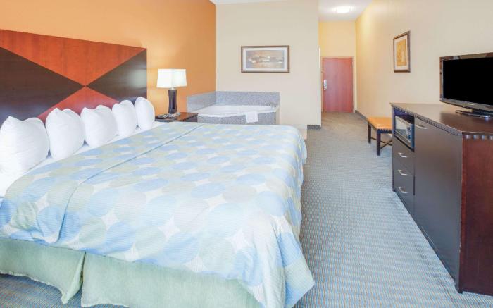 Days Inn & Suites by Wyndham Russellville