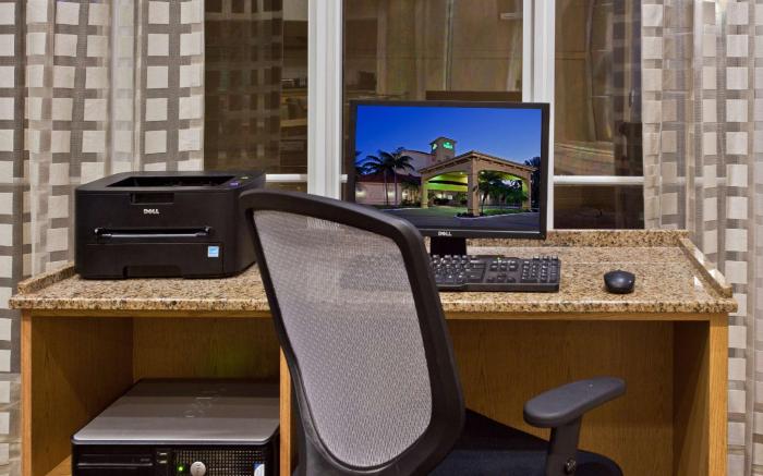 La Quinta Inn & Suites by Wyndham Miami Airport West