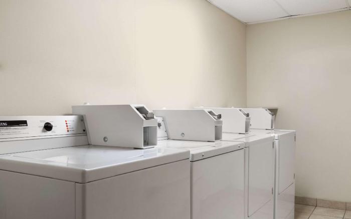 Travelodge by Wyndham Edmonton South