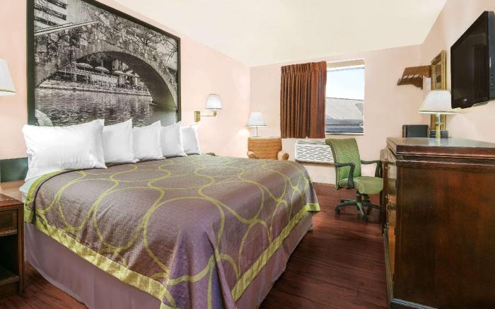 Super 8 By Wyndham San Antonio/I-35 North