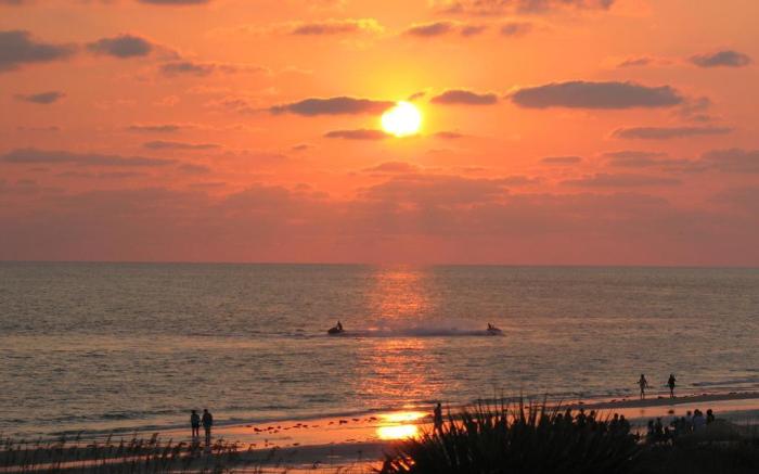 Barefoot Beach Club