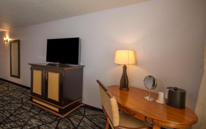 Historic Whispering Woods Hotel & Conference Center