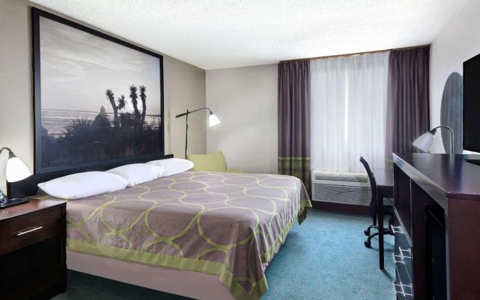 Super 8 By Wyndham Victoria/North/Mall Area